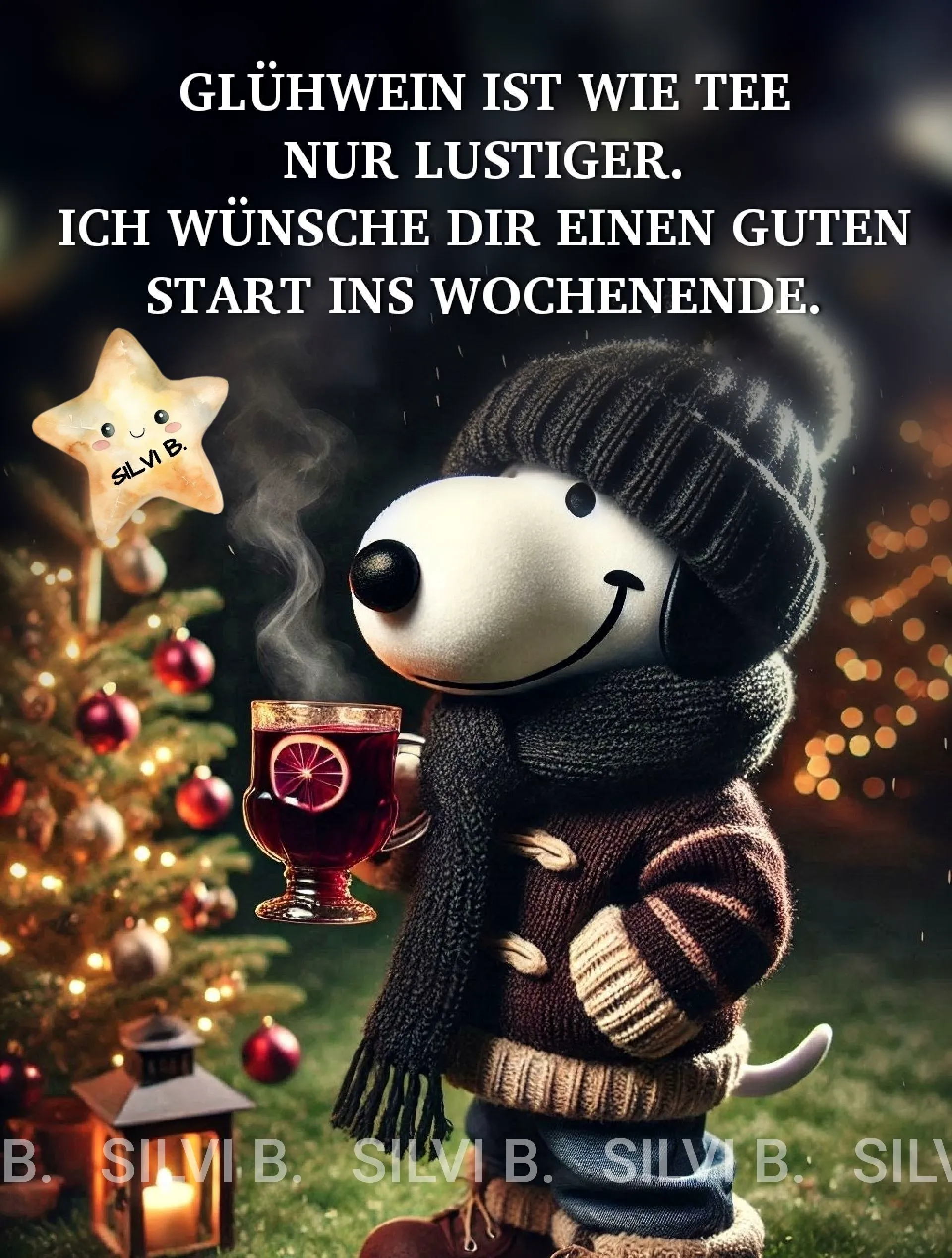 Ein Snoopy-ähnlicher Hund in Winterkleidung hält dampfenden Glühwein. Im Hintergrund leuchtet ein geschmückter Weihnachtsbaum mit einer Laterne. Eine gemütliche Abendstimmung mit Wunschstern.